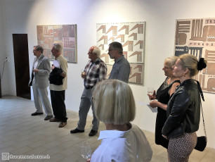 Besucher der Kunstausstellung Huellas - Spuren von Juan Andereggen