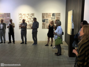 Besucher der Kunstausstellung Huellas - Spuren von Juan Andereggen